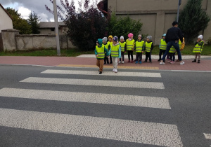 Dzieci na przejściu dla pieszych.